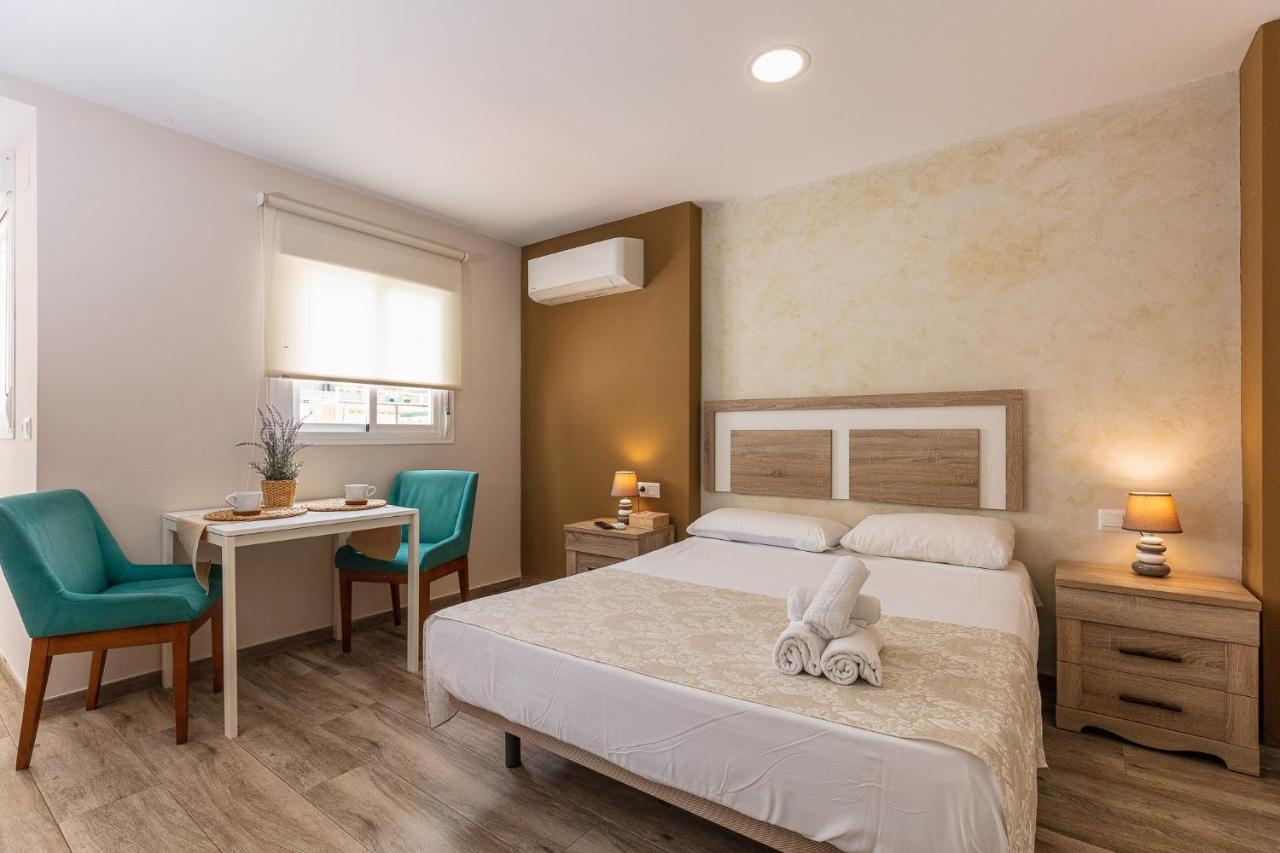 Apartamentos Lola Beach Málaga Kültér fotó