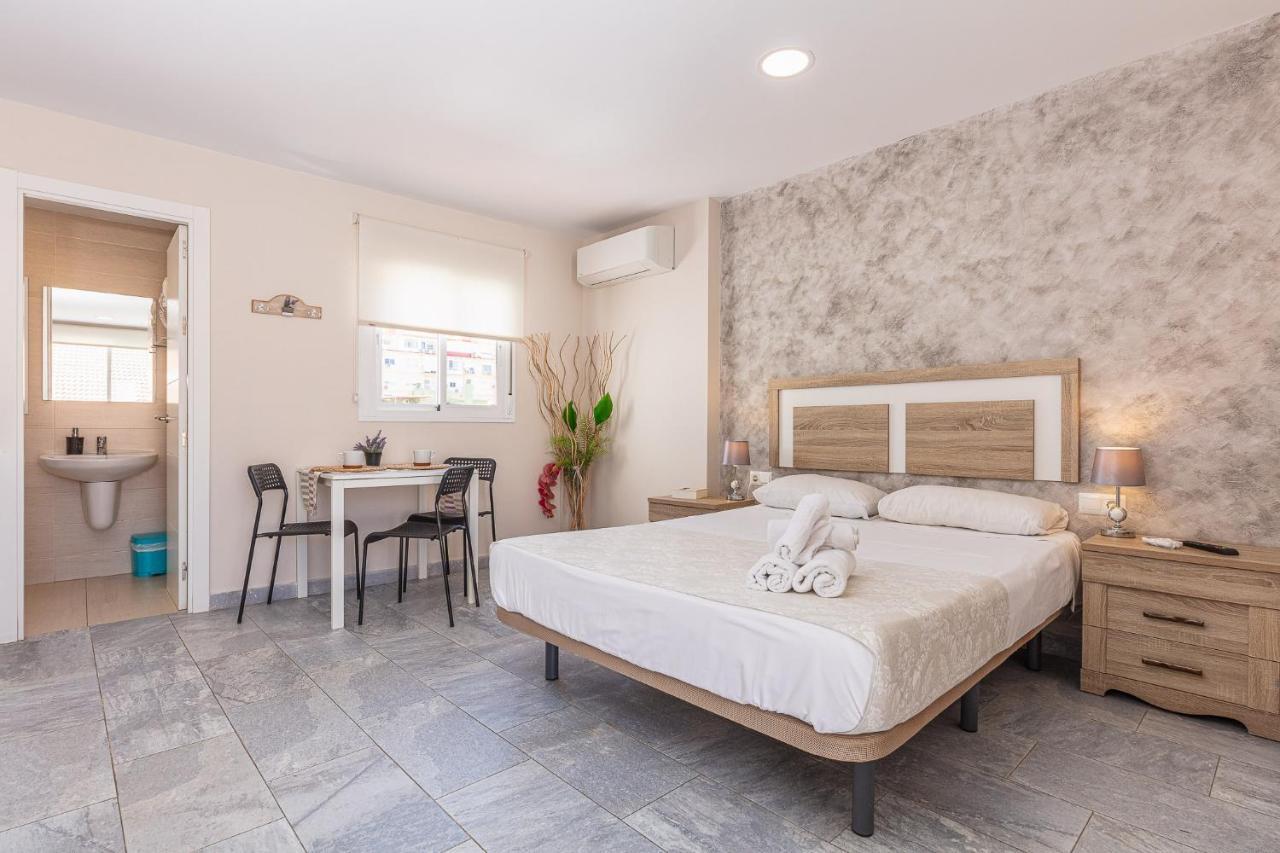 Apartamentos Lola Beach Málaga Kültér fotó