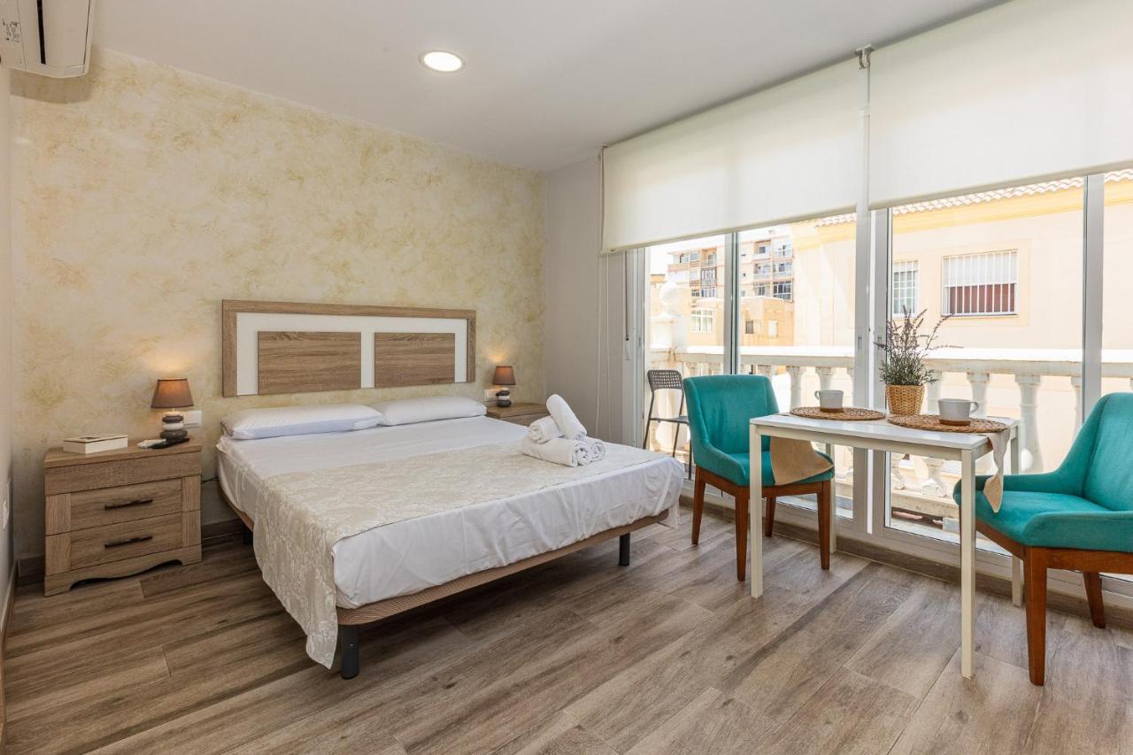 Apartamentos Lola Beach Málaga Kültér fotó