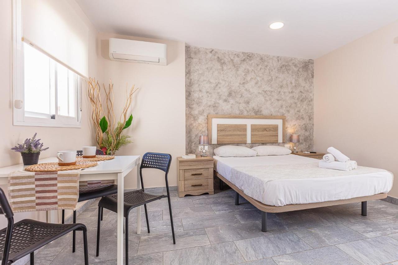 Apartamentos Lola Beach Málaga Kültér fotó